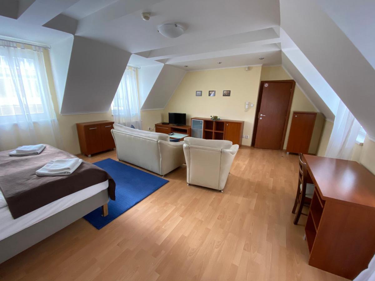 Penzion Le Monde Hotel Bardejov Bagian luar foto
